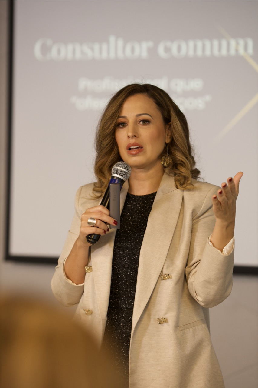 Juliana Paes Garcia apresentando em palco